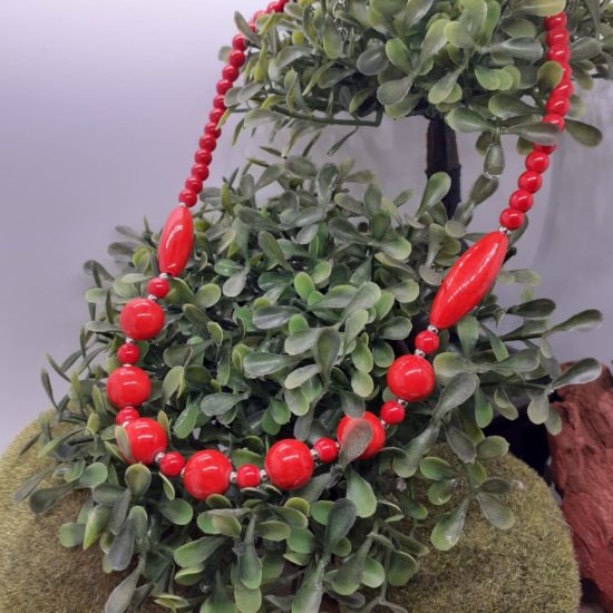Wunderschöne rote Howlit Halskette ca 45cm in Edelstahl.
